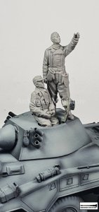 画像3: アルデンヌミニチュア[AR35097]1/35 WWII ドイツ 空を指さす冬季装備の戦車兵 (3)