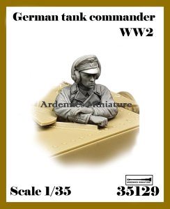 画像1: アルデンヌミニチュア[AR35129]1/35 WWII ドイツ 腕組みをする戦車指揮官 (1)