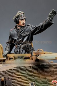 画像2: Alpine Miniatures[AM35174]1/35 武装親衛隊装甲部隊指揮官(革ジャケット着用)2体セット (2)