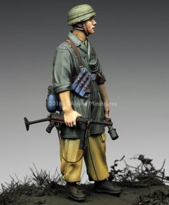 画像2: Alpine Miniatures[AM35221]1/35 WWII独 イタリア戦線の第1降下猟兵師団 下士官(熱帯軍装) (2)