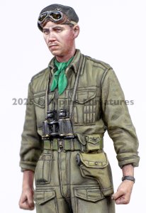 画像2: Alpine Miniatures[AM35328]1/35 WWII イギリス連邦陸軍 戦車兵指揮官 (2)