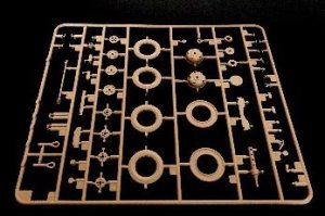 タイヤはプラスチック製で３分割にしてトレッドを再現しています。