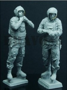 画像2: Bravo6[B6-35096]1/35 米 ヘリクルー(1)搭乗準備中(2体セット) (2)