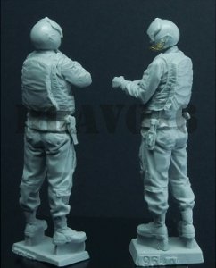 画像3: Bravo6[B6-35096]1/35 米 ヘリクルー(1)搭乗準備中(2体セット) (3)