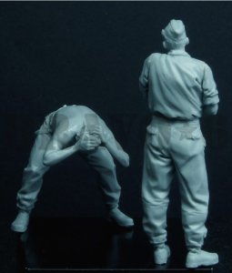 画像2: Bravo6[B6-35118]1/35 WWII独 戦場の理容(2) 洗髪する戦車兵(2体セット) (2)