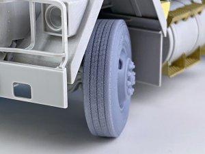 画像17: BSK Model[BSKW35003]1/35 現用 アメリカ M915トラクタートラック&トレーラー用自重変形タイヤ(トランペッター用) (17)