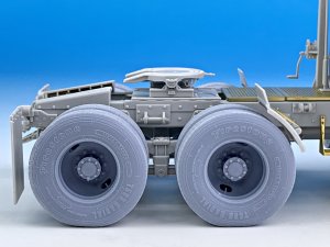 画像5: BSK Model[BSKW35003]1/35 現用 アメリカ M915トラクタートラック&トレーラー用自重変形タイヤ(トランペッター用) (5)