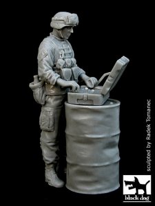 画像1: BLACK DOG[F35011]1/35現用米 爆発物処理ロボット操作兵(イラク) (1)