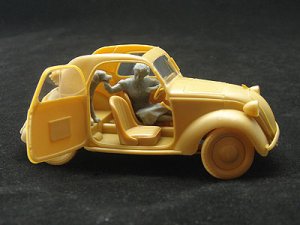 画像3: ブロンコ[CB35165] 1/35 フィアットFAIT500トッポリーノ乗用車オープントップ+女性&犬 (3)