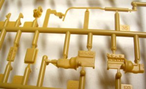 画像4: ブロンコ[Bro35167] 1/35 フィアットFAIT500トッポリーノ乗用車ハードトップ+女性と女児＆犬 (4)