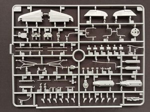 画像8: ブロンコ[CBF48009]1/35 米カーチスホーク81-A2戦闘機フライングタイガース特別版(FB4009) (8)