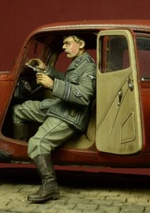 画像2: D-Day miniature studio[DD35053］ 1/35 WWII独 親衛隊諜報部ドライバー(シトロエン11CV用) (2)