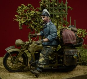 画像2: D-Day miniature studio[DD35080]1/35 WWII独 ヘルマンゲーリング師団 将校(バイク跨乗) (2)