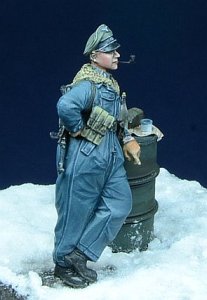 画像2: D-Day miniature studio[DD35007］ 1/35 WWII 独 武装親衛隊将校 喫煙中 ハンガリー1945 (2)