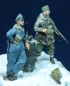 画像2: D-Day miniature studio[DD35009］ 1/35 WWII ハンガリー/独将校 2体セット ハンガリー1945 (2)