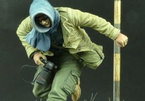 画像2: D-Day miniature studio[DD35096]1/35 現代の戦場カメラマン「アンドレア」 (2)