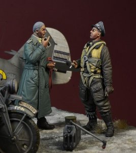 画像4: D-Day miniature studio[DD35193]1/35 WWII ドイツ空軍エースパイロット フランツ・スティグラーと整備兵(2体セット) (4)