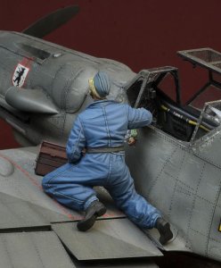 画像4: D-Day miniature studio[DD35194]1/35 WWII ドイツ空軍翼にひざまずく整備兵 (4)