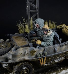画像3: D-Day miniature studio[DD35295]1/35 WWII ドイツ 武装SS シュビムワーゲン乗員セットVol.1 前席用/冬(2体入 タミヤ用) (3)