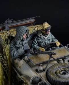 画像4: D-Day miniature studio[DD35295]1/35 WWII ドイツ 武装SS シュビムワーゲン乗員セットVol.1 前席用/冬(2体入 タミヤ用) (4)