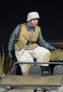 画像2: D-Day miniature studio[DD35297]1/35 WWII ドイツ 座っている武装SS下士官 1943-45年冬(タミヤ用) (2)