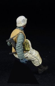 画像4: D-Day miniature studio[DD35297]1/35 WWII ドイツ 座っている武装SS下士官 1943-45年冬(タミヤ用) (4)