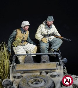 画像1: D-Day miniature studio[DD35298]1/35 WWII ドイツ 武装SS シュビムワーゲン乗員セットVol.2 後席用/冬(2体入 タミヤ用) (1)