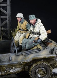 画像3: D-Day miniature studio[DD35298]1/35 WWII ドイツ 武装SS シュビムワーゲン乗員セットVol.2 後席用/冬(2体入 タミヤ用) (3)