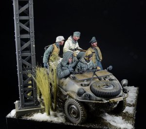 画像4: D-Day miniature studio[DD35299]1/35 WWII ドイツ 「ライプシュタンダルテ広場」武装SS LSSAH フリッツ・ヴィット&シュビムワーゲン乗員セット ハリコフ1943年(5体入) (4)