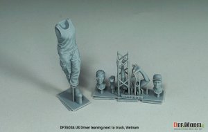 画像2: DEF.MODEL[DF35034]1/35 現用 アメリカ トラックに寄りかかって休憩する運転手 ベトナム戦争(ヘッド2個付) (2)