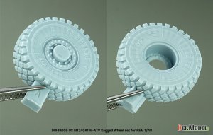 画像5: DEF.MODEL[DW48009]1/48 現用 アメリカ M1240A1 M-ATV MRAP用自重変形タイヤセット(ライフィールドモデル用) (5)