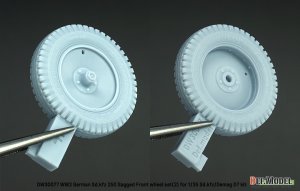 画像4: DEF.MODEL[DW30077]1/35 WWII ドイツ Sd.Kfz.250/デマーグD7 自重変形タイヤセット＃2(汎用) (4)