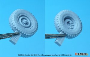画像11: DEF.MODEL[DW35143]1/35 現用 ソ/露 ロシア連邦軍UAZ3909軍用バン用自重変形軍用タイヤセット(ズべズダ用) (11)