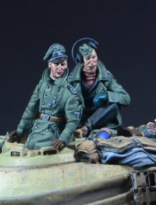 画像1: Darius Miniatures[DMF35118]1/35 WWII ドイツ キングタイガー重戦車乗員セット 指揮官/装填手(2体入) (1)