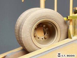 画像9: E.T.MODEL[P35-171]1/35 現用 アメリカ M1000重装備運搬車 自重変形タイヤセット(ホビーボス用) (9)