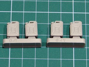 画像2: EUREKA XXL[E-047]1/35 WWII ドイツ燃料用ジェリカンセット (2)