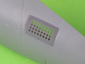 画像2: MASTER[AM-32-136]1/32 WWII アメリカ P-51ムスタング キャブレターエアフィルターカバー 標準穴開きタイプ(タミヤ用) (2)