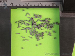 画像2: MASTER[GM-35-066]1/35 WWII アメリカ ブローニングM2HB .50口径(12.7mm)機関銃用 弾帯リンク/空薬莢セット(各150個入) (2)