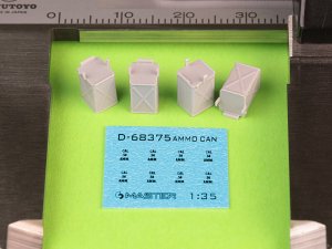 画像2: MASTER[GM-35-072]1/35 WWII アメリカ D68375小型50発入弾倉 大戦初期.50口径(12.7mm)機関銃用 閉状態 (6個入) (2)