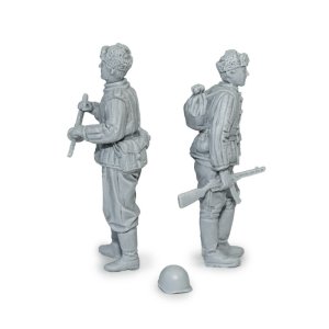 画像2: MacOne Models[MAC48604]1/48 WWIIソビエト防寒姿の赤軍歩兵セット(2体入) (2)