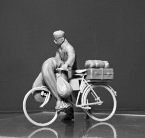 画像3: マスターボックス[MB35176]1/35 欧州民間男性１体+自転車WW-II-エッチングパーツ (3)