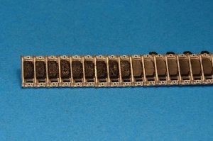 画像2: Master Club[MTL-35092]1/35 仏 AMX-13用 ゴムパッド付き履帯(摩耗状態)(金属製) (2)