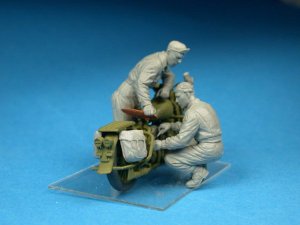 画像2: ミニアート[MA35284]1/35 アメリカ兵バイククルー修理中3体入特別版（工具、工具箱付） (2)