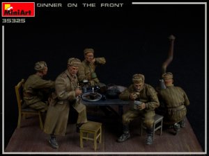 画像5: ミニアート[MA35325]1/35 前線で夕食を取る兵士５体入 (5)
