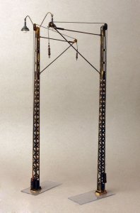 画像2: ミニアート[MA35570]1/35 架線柱とランプ (2)