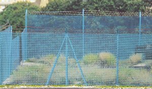 画像2: Model Scene[48140]1/72-1/87 高い金網フェンス 有刺鉄線付 (2)