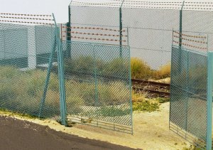 画像3: Model Scene[48141]1/72-1/87 金網ゲート 高い金網フェンス用 (3)