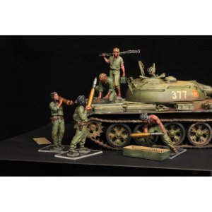 画像4: Paracel Miniatures[NVA3527]1/35 現用 北ベトナム軍(NVA) 弾薬補給中の戦車兵A(2体入) (4)