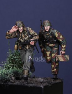 画像3: Rado Miniatures[RDM35057]1/35 WWII ドイツ 「砲火の中の突撃」武装親衛隊装甲擲弾兵セット 第12SS装甲師団ヒトラーユーゲント ノルマンディー1944(2体入) (3)