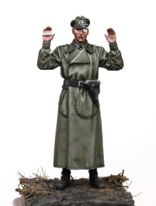 画像2: Rado Miniatures[RDM35067]1/35 WWII ドイツ 降伏する負傷した国防軍将校 1941-1945年 (2)